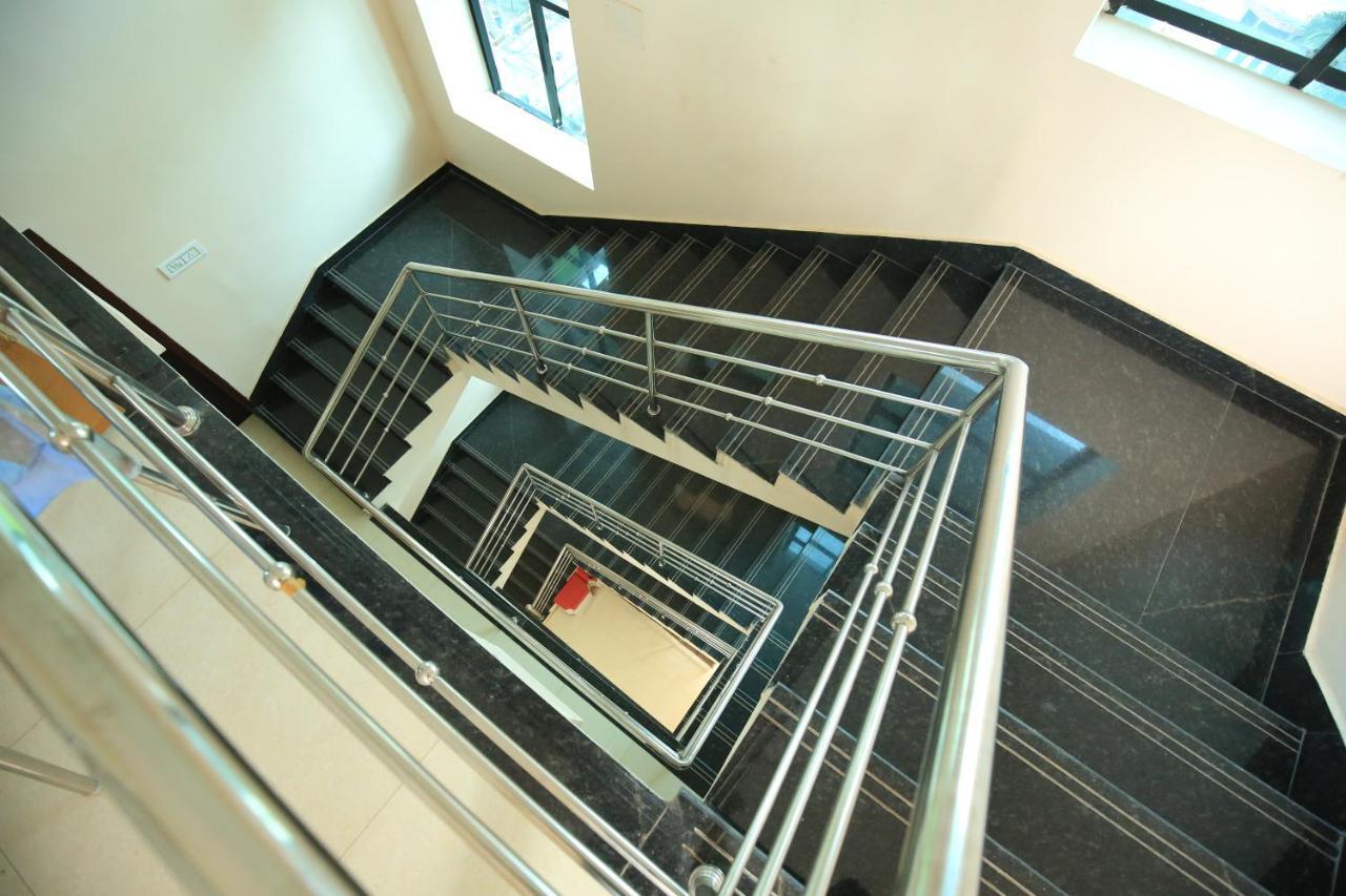 Railview Inn บูบันเนสชวาร์ ภายนอก รูปภาพ