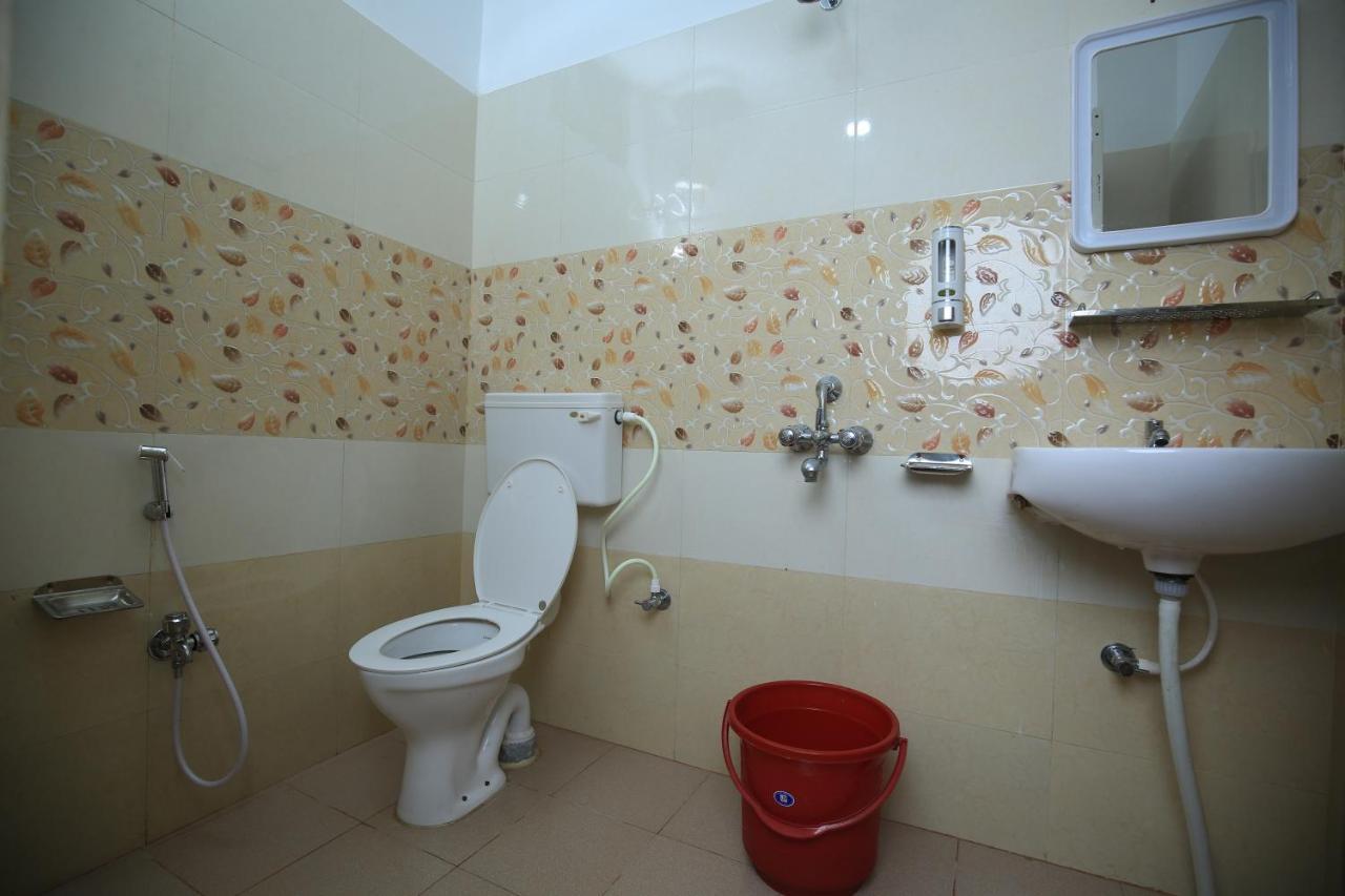 Railview Inn บูบันเนสชวาร์ ภายนอก รูปภาพ